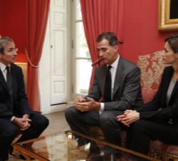 Sus Majestades los Reyes con el embajador francés durante su visita a la Embajada