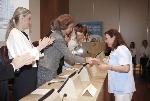 Doña Sofía entrega la distinción conmemorativa del 50 aniversario del Hospital La Paz a Rosario Martín, trabajadora del hospital cuyo cumpleaños coinc