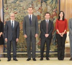 Su Majestad el Rey junto a una representación del Programa "AlumniUAM" de la Universidad Autónoma de Madrid (UAM)