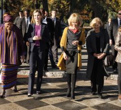 Doña Letizia a su llegada al acto, acompañada por la Presidenta de Liberia, la presidenta de la Fundación Mujeres por África, la alcaldesa de Madrid y