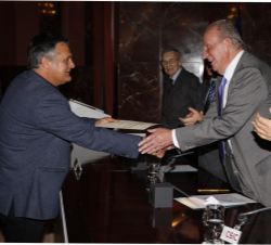 Ernesto Álvarez, presidente del Grupo de Rehabilitación de la Fauna Autóctona y su Hábitat (GREFA) recibe, de manos de Su Majestad el Rey Don Juan Car