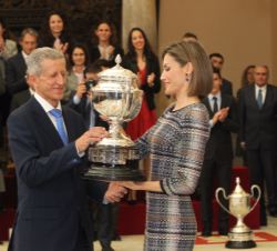 Gonzalo Marín recibe, de manos de Su Majestad la Reina, el premio Reina Letizia, otorgado a su hija, Carolina Marín