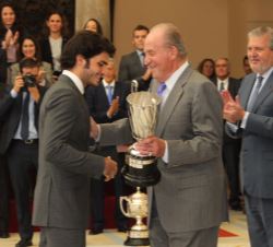 Su Majestad el Rey Don Juan Carlos hace entrega del premio que lleva Su nombre a Carlos Sainz Vázquez de Castro