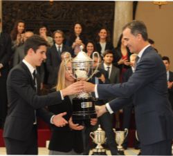 Su Majestad el Rey hace entrega del premio Princesa Leonor, ex-aequo, a Aina Colom y Alex Márquez Alentà