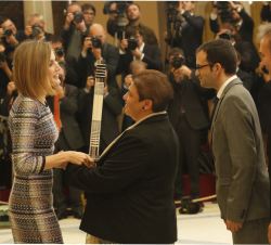Su Majestad el Rey hace entrega del premio Infanta Sofía a Jordi lobo, Coordinador Specialhockey+, don José Niño y doña Carmen Hernández, Jugadores de