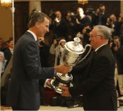 Su Majestad el Rey hace entrega a de la Copa Barón de Güell a Vicente Temprado, presidente del Comité Nacional de Fútbol Femenino de la Real Federació