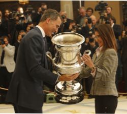 Su Majestad el Rey hace entrega del la Copa Stadium a Inmaculada García Martínez, Presidenta de la Sociedad Estatal de Loterías y Apuestas del Estado