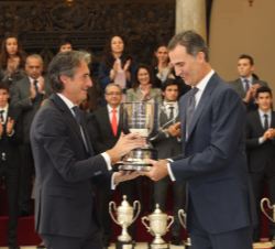Su Majestad el Rey hace entrega del premio Consejo Superior de Deportes a Íñigo de la Serna, Alcalde de Santander, galardón otorgado en esta ocasión a