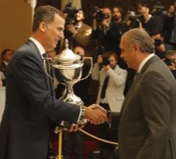 Su Majestad el Rey hace entrega del trofeo Joaquín Blume, que este año ha distinguido al Centro Socioeducativo Casa España-Dakar, a José Luís Sáez Reg