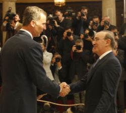 Su Majestad el Rey hace entrega del premio Nacional a las Artes y las Ciencias Aplicadas al Deporte, ex-aequo, a Eduardo Anitua Aldecoa y Mikel Sánche