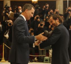 Gonzalo Rodés recibe, de manos de Su Majestad el Rey, el premio nacional Francisco Fernández Ochoa, concedido a título póstumo a su padre, Leopoldo Ro