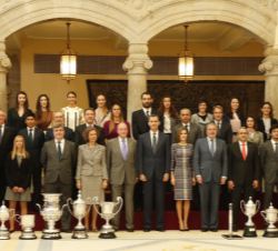 Sus Majestades los Reyes y Sus Majestades los Reyes Don Juan Carlos y Doña Sofía junto a los galardonados con los Premios Nacionales del Deporte 2014
