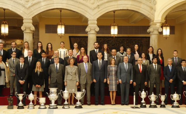 Sus Majestades los Reyes y Sus Majestades los Reyes Don Juan Carlos y Doña Sofía junto a los galardonados con los Premios Nacionales del Deporte 2014