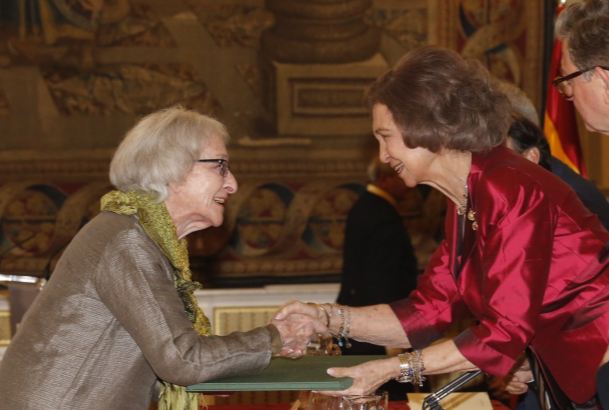 Su Majestad la Reina Doña Sofía entrega el premio a Ida Vitale