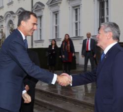 Don Felipe es recibido a su llegada por el Presidente de la República Federal de Alemania, Joachim Gauck
