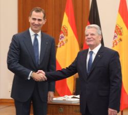 Saludo entre Don Felipe y el Presidente Gauck tras la firma en el Libro de Honor