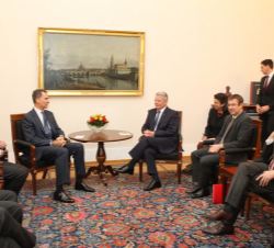 El Rey y el Presidente Federal de Alemania, acompañados de las respectivas delegaciones