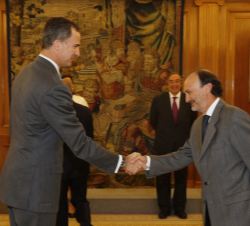 Su Majestad el Rey recibe el saludo del secretario de Estado de Cooperación Internacional y para Iberoamérica, Jesús Gracia Aldaz