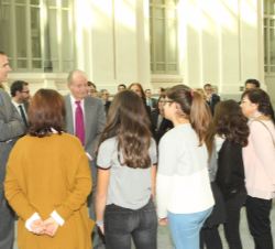 Don Felipe y Don Juan Carlos conversan con los escolares autores de los murales y collages expuestos