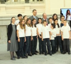 Don Felipe y Don Juan Carlos con los escolares autores de los murales y collages expuestos y sus profesores