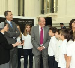 Don Felipe y Don Juan Carlos con los escolares autores de los murales y collages expuestos y sus profesores