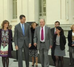 Su Majestad el Rey y Su Majestad el Rey Don Juan Carlos, con las autoridades que les acompañaban