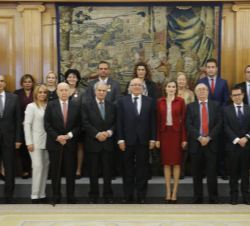 Su Majestad la Reina junto a una representación de la Fundación César Egido Serrano-Museo de la Palabra y galardonados en el Concurso de Microrrelatos