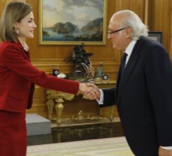 Doña Letizia recibe el saludo del Presidente de la Fundación del Museo de la Palabra, César Egido Serrano