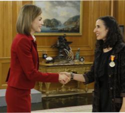 Doña Letizia saluda a Emily Raboteau, ganadora de la IV Edición del Concurso Internacional de Microrrelatos