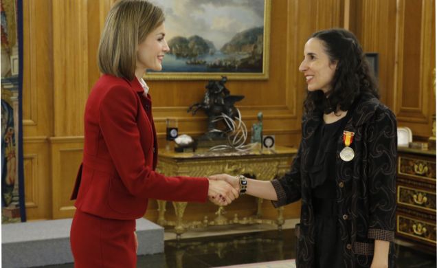 Doña Letizia saluda a Emily Raboteau, ganadora de la IV Edición del Concurso Internacional de Microrrelatos