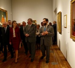 Doña Letizia, junto a los comisarios y las personalidades que la acompañaban, durante su recorrido por la exposición