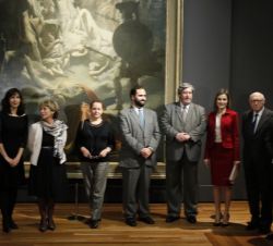 Doña Letizia y las personalidades que la acompañaban, junto a la obra de Ingres "El sueño de Ossian" 