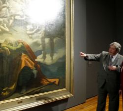 Su Majestad la Reina atiende a las explicaciones del comisario de la muestra y conservador del Museo del Louvre, Vincent Pomarède, sobre "El suen