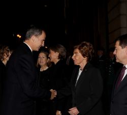 Su Majestad el Rey recibe el saludo de la presidenta del Grupo Heraldo, María Pilar de Yarza, en presencia del presidente de Castilla-La Mancha, Emili