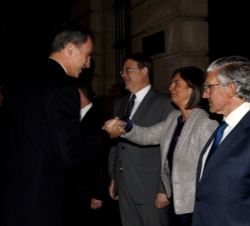 Don Felipe recibe el saludo de la presidenta de la Asamblea de Madrid, Paloma Adrados, en presencia del presidente de la Generalitat Valenciana, Ximo 