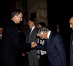 Su Majestad el Rey recibe el saludo del vicepresidente del Grupo Heraldo, Fernando de Yarza