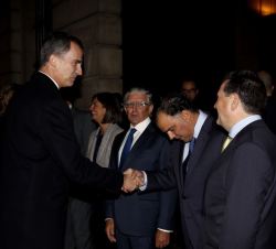 Don Felipe recibe el saludo del presidente de 20 Minutos Editora, Fernando de Yarza López-Madrazo