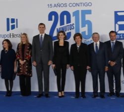 Los Reyes, con las autoridades asistentes y los responsables del Grupo Heraldo y 20 Minutos