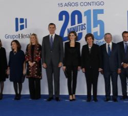 Los Reyes, con las autoridades asistentes y los responsables del Grupo Heraldo y 20 Minutos