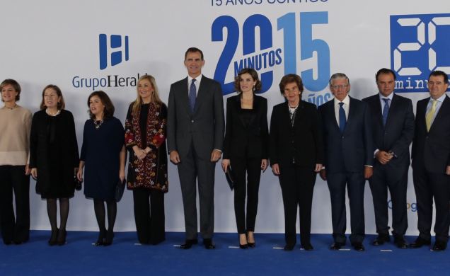 Los Reyes, con las autoridades asistentes y los responsables del Grupo Heraldo y 20 Minutos