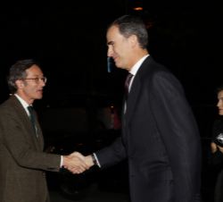 Sus Majestades los Reyes a su llegada al Hotel Ritz reciben el saludo del secretario de Estado de Cultura, José María Lasalle