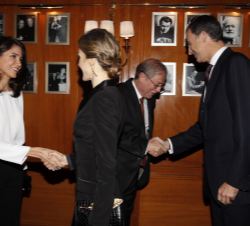 Sus Majestades los Reyes reciben el saludo del galardonado, Félix de Azúa, a su llegada al acto