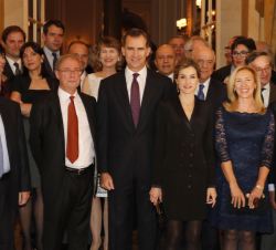 Fotografia de grupo de Sus Majestades los Reyes con el premiado y los miembros del jurado