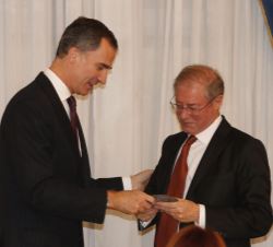 Su Majestad el Rey hace entrega del Premio Francisco Cerecedo de Periodismo a Félix de Azúa