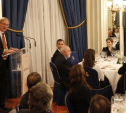 Sus Majestades los Reyes durante las palabras de agradecimiento del premiado