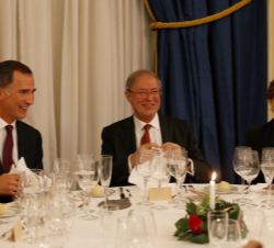 Sus Majestades los Reyes en la mesa presidencial, acompañados por el premiado, Félix Azúa