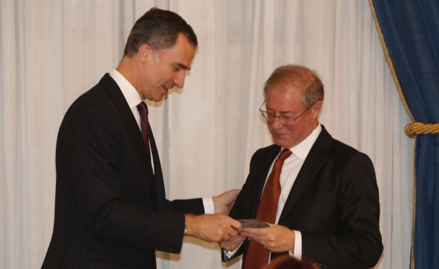 Su Majestad el Rey hace entrega del Premio Francisco Cerecedo de Periodismo a Félix de Azúa