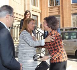 Su Majestad la Reina Doña Sofía recibe el saludo de la secretaria de Estado de Servicios Sociales e Igualdad, Susana Camarero