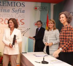 Ana Botella, presidenta de la Fundación Integra recibe, de manos de Su Majestad la Reina Doña Sofía, el Premio a la Labor Social