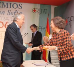 Su Majestad la Reina Doña Sofía hace entrega al director general de la Fundación de Ayuda contra la Drogadicción (FAD), Ignacio Calderón, del accésit 
